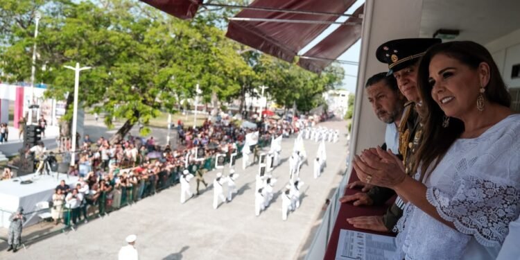 Con orgullo e identidad nacional, Mara Lezama y el pueblo chetumaleño presencian desfile cívico-militar