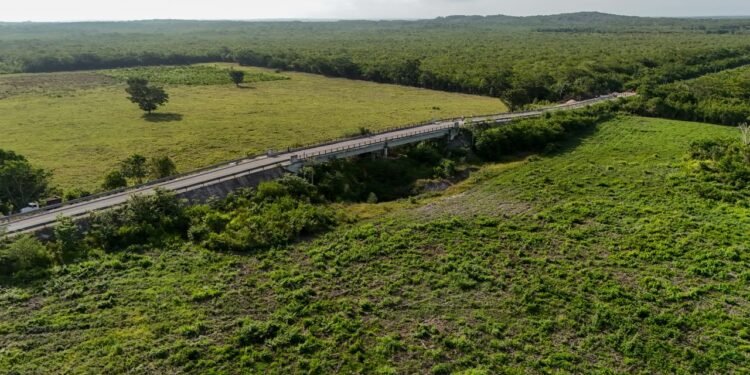Anuncia Mara Lezama rehabilitación total del puente hacia Nuevo Bécar tras casi 10 años sin atención