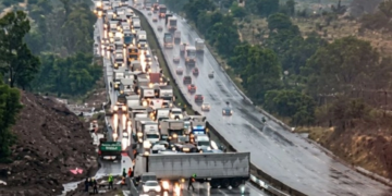 Cierran la México-Querétaro por choque múltiple; la fila alcanza 18 kilómetros