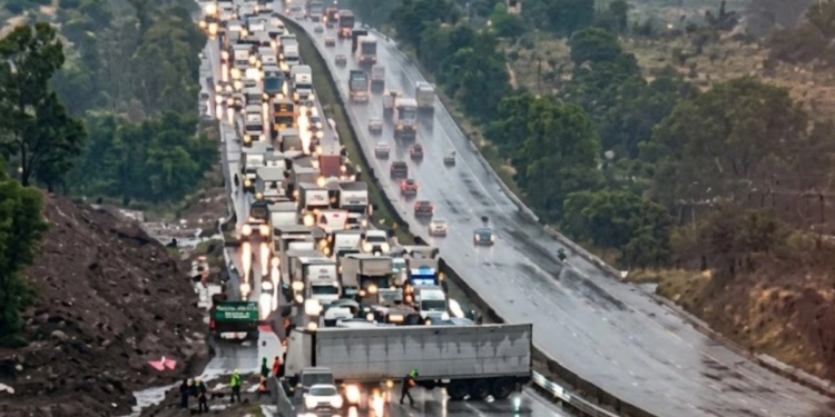 Cierran la México-Querétaro por choque múltiple; la fila alcanza 18 kilómetros