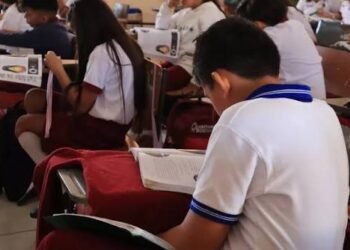Padres de familia respaldan la prohibición de teléfonos celulares en educación básica