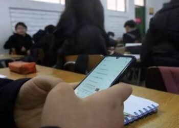 Plantean en el Congreso de la CDMX prohibir el uso de celulares en escuelas