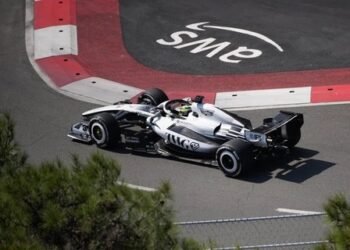 Checo Pérez es penalizado y luego recupera su puesto tras sanciones a otros pilotos en el GP de Azerbaiyán