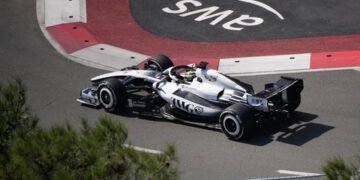 Checo Pérez es penalizado y luego recupera su puesto tras sanciones a otros pilotos en el GP de Azerbaiyán