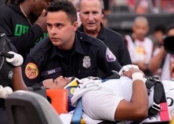Oregon confirma conmoción cerebral de su mariscal Dante Moore