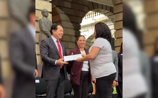SEP entrega nombramientos definitivos a 568 prefectos de secundarias en CDMX