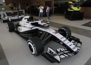 Checo Pérez paseará su monoplaza Cadillac por Paseo de la Reforma previo al GP
