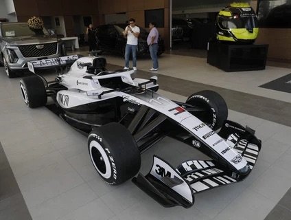 Checo Pérez paseará su monoplaza Cadillac por Paseo de la Reforma previo al GP