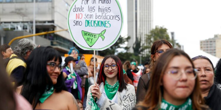 Cientos de mujeres se movilizan en Bogotá en defensa del derecho al aborto en Colombia