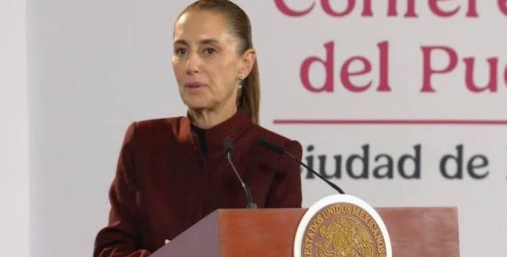 Un fuerte movimiento telúrico de magnitud 7.0 sacudió este jueves la región autónoma del Tíbet, en el oeste de China, según confirmó el Servicio Geológico de Estados Unidos (USGS) y el Centro de Redes Sismológicas de China. El epicentro del sismo se localizó a 183 kilómetros al este-noreste de la ciudad de Nagqu —específicamente en el condado de Baqên—, registrando una profundidad de 18 kilómetros. Respuesta de emergencia y víctimas confirmadas A través de la agencia oficial de noticias Xinhua, las autoridades gubernamentales del país asiático informaron la activación de los protocolos de auxilio para atender a la población de la zona afectada: Mecanismos de auxilio: La Oficina Central de Ayuda para el Socorro en Caso de Terremoto del Consejo de Estado y el Ministerio de Gestión de Emergencias activaron una respuesta nacional de emergencia de Nivel IV, correspondiente a la fase inicial de alerta e intervención de la escala gubernamental. Saldo preliminar: Autoridades locales confirmaron que el movimiento sísmico provocó víctimas mortales y personas heridas; sin embargo, hasta el momento no se han precisado cifras exactas ni el desglose total del número de damnificados. Evaluación de daños en la zona del epicentro De acuerdo con reportes de los centros de monitoreo sísmico chinos, el área comprendida en el radio directo del epicentro corresponde a un sector de alta montaña con baja densidad poblacional. Las brigadas de rescate, personal médico y cuerpos de seguridad realizan inspecciones de evaluación de daños en viviendas, redes eléctricas, vías de comunicación y de infraestructura en las comunidades rurales cercanas a Nagqu.