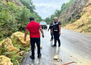 Deslizamiento de Rocas Bloquea la Carretera Calderón-Rovirosa en la Ribera del Río Hondo