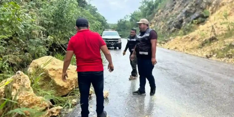 Deslizamiento de Rocas Bloquea la Carretera Calderón-Rovirosa en la Ribera del Río Hondo