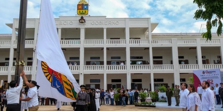 Inicia Mara Lezama con izamiento de bandera celebración del 52 aniversario de Quintana Roo como Estado Libre y Soberano