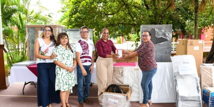 Entrega SEQ mobiliario, equipo tecnológico, de oficina, kits de limpieza, pintura y material didáctico