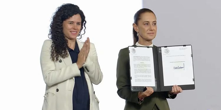 Sheinbaum firma decreto que prohíbe contenidos violentos en redes sociales; entrará en vigor en un mes