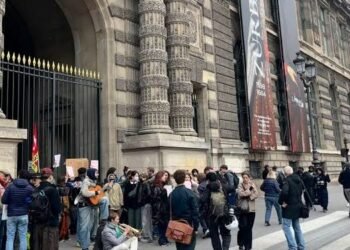Estudiantes bloquean el Museo del Louvre en París en protesta por la calidad de vida en Europa