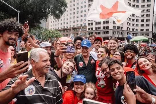 Encabeza Lula concurrida marcha en Río de Janeiro previo a la segunda vuelta presidencial en Brasil