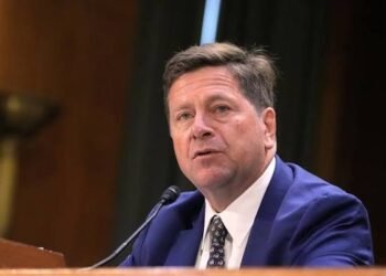 Trump nombra a Jay Clayton, jefe de inteligencia, como zar de la IA y crea Fuerza de Superinteligencia