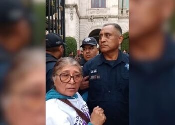Colectiva feminista Ehécatl bloquea accesos de la Segob; amenazan con instalar plantón