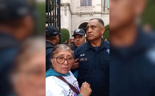 Colectiva feminista Ehécatl bloquea accesos de la Segob; amenazan con instalar plantón