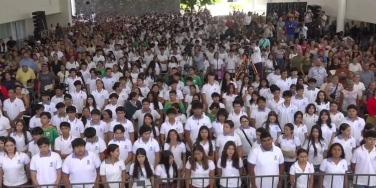 Sheinbaum llama a estudiantes de preparatoria a leer más y salir con sus amigos, en lugar de usar redes sociales