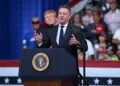 Director de Audi se enfrenta a críticas por acompañar a Trump en un mitin de campaña