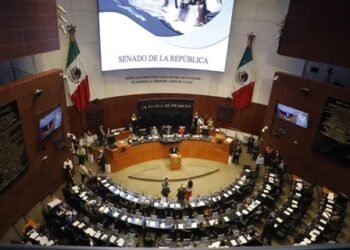 Senado aprueba «Ley antimemes» entre gritos, esposas y acusaciones: Morena se impone 72-34