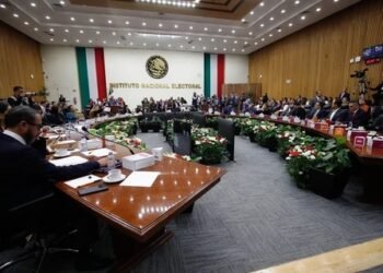 Regresan trabajadores del INE a sede central tras fuga de gasolina