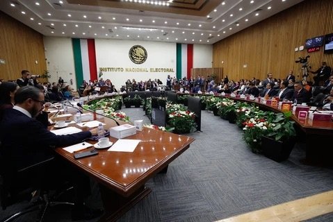 Regresan trabajadores del INE a sede central tras fuga de gasolina
