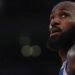Trump acusa a LeBron James por su actitud durante el himno nacional de EU