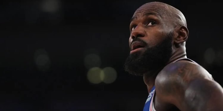 Trump acusa a LeBron James por su actitud durante el himno nacional de EU