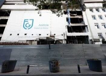 Caen dos postes y un semáforo frente al búnker de la FGJ-CDMX tras desprendimiento de fachada y paso de tráiler en Río de la Loza