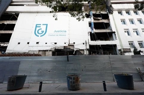 Caen dos postes y un semáforo frente al búnker de la FGJ-CDMX tras desprendimiento de fachada y paso de tráiler en Río de la Loza